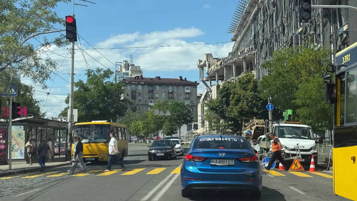 У метро «Лукьяновская» за два дня установили светофор на наземном переходе
