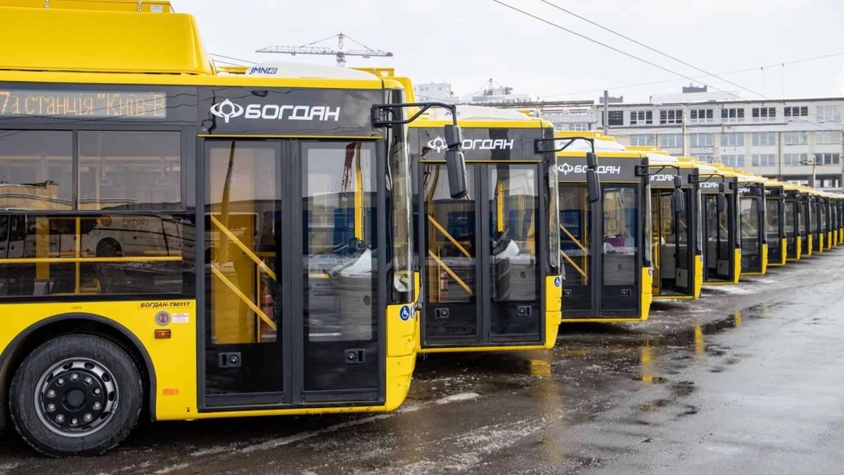 На Дарницкой площади задержалось движение трамваев и троллейбусов из-за отсутствия напряжения