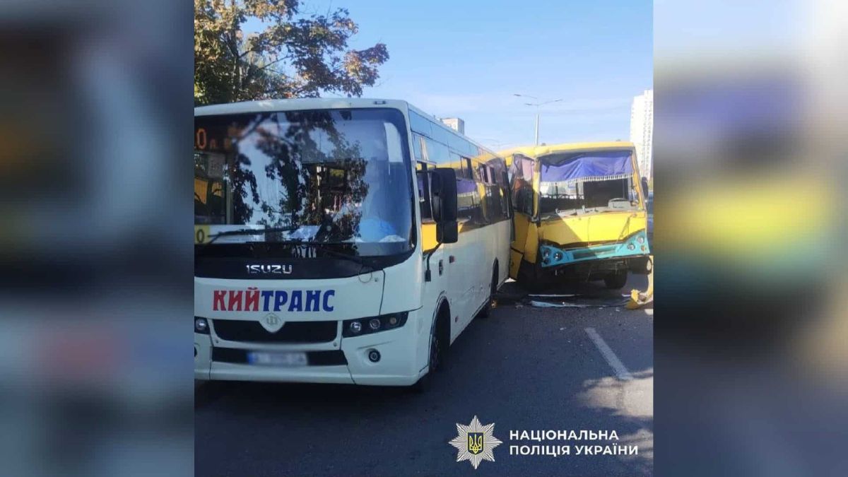 В Святошинском районе столкнулись два маршрутных автобуса: трое травмированы