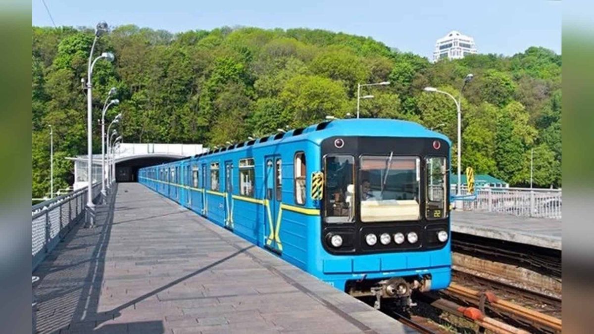 Наземна частина червоної лінії метро у вересні простоювала 187 годин