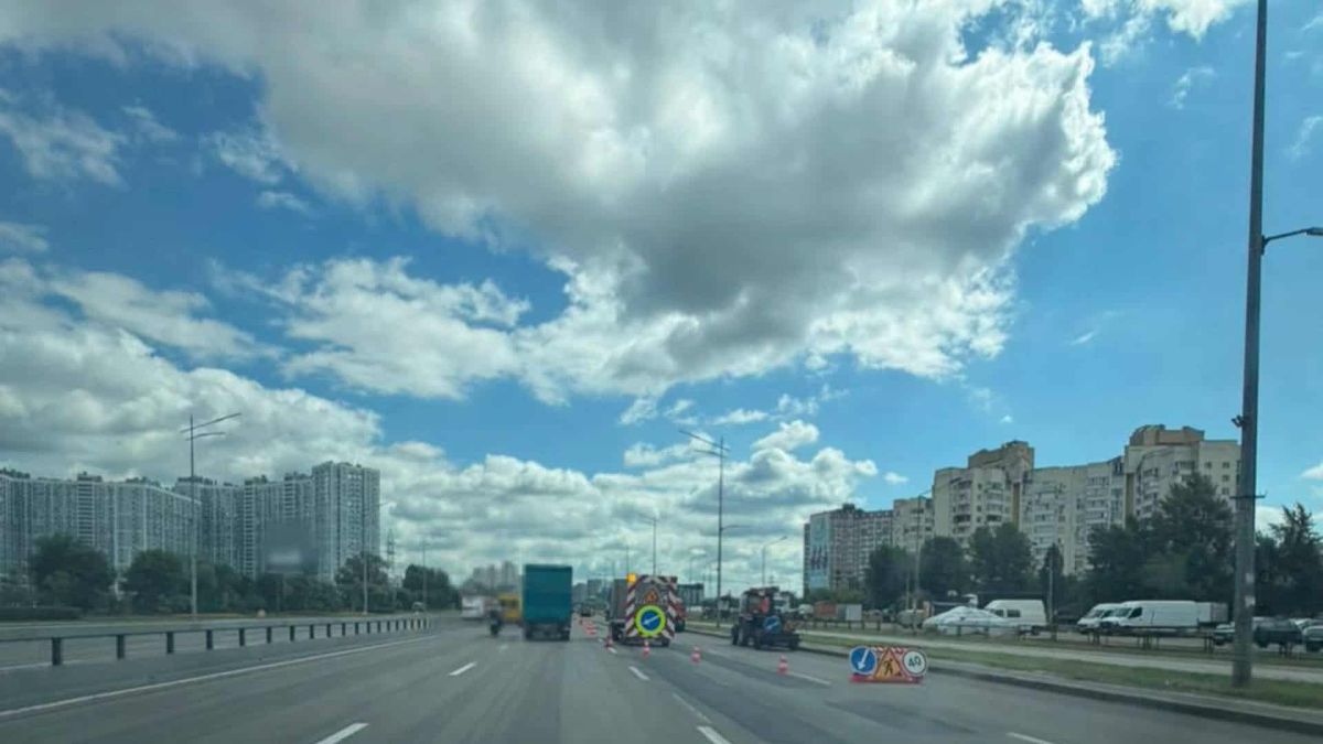 На проспекте Николая Бажана осложнено движение из-за ремонта дороги