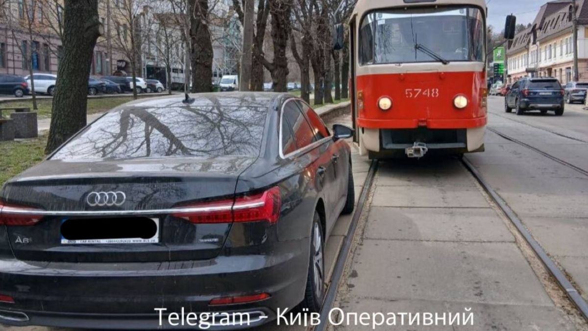 Трамваи №14 и №18 задерживаются на Верхнем Валу из-за припаркованного авто