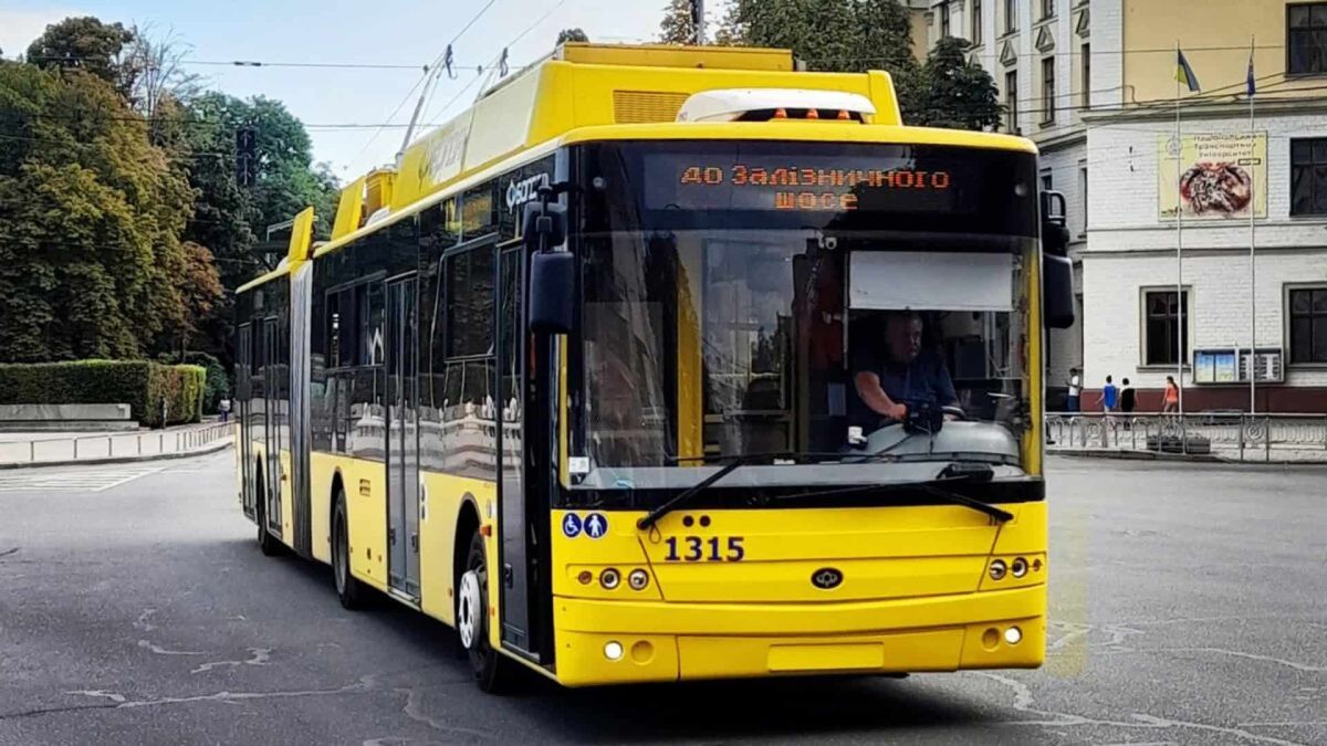 Троллейбусы №9к, 22к, 30, 35 и 40 задерживаются на улице Эрнста из-за ДТП