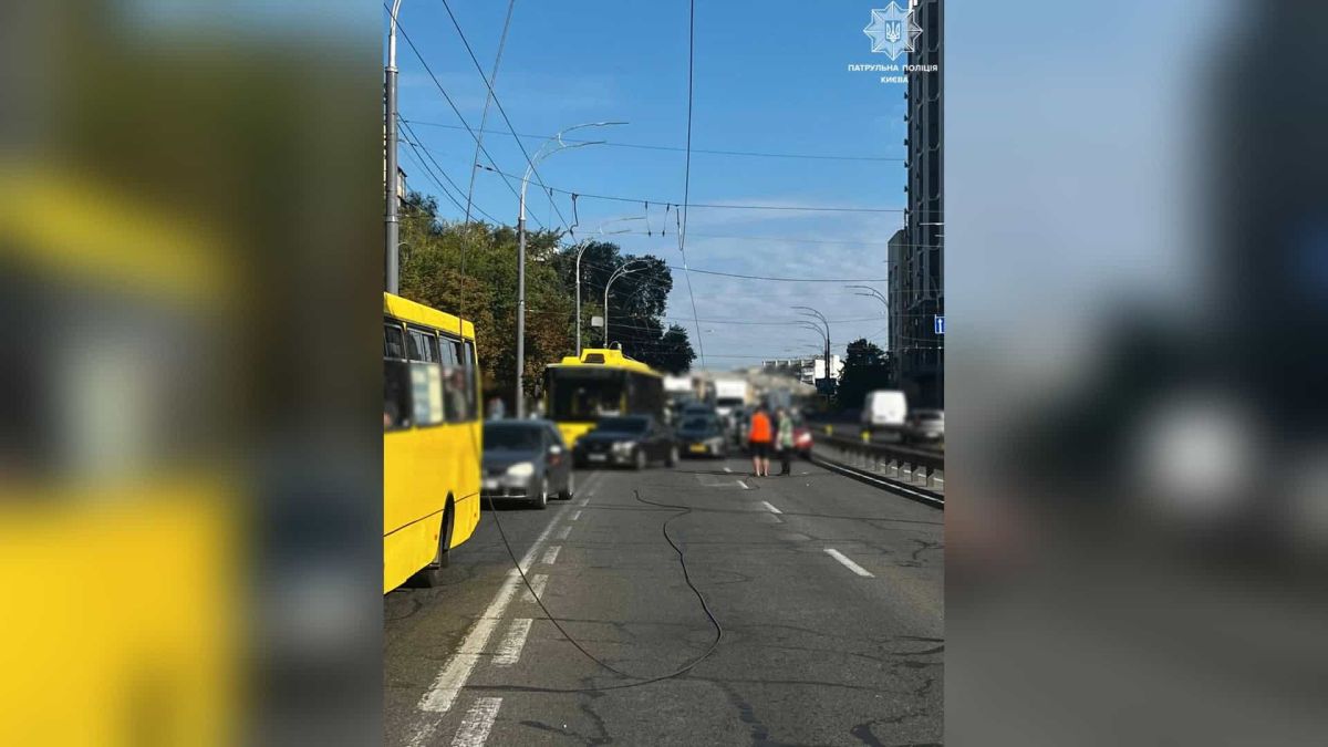 На вулиці Вадима Гетьмана затримуються тролейбуси №22к, 27, 30 і 42